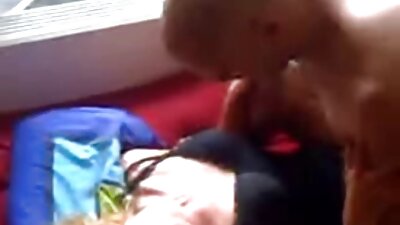 سفید جرابوں میں سنہرے بالوں والی اور بالغ مردوں کی جوڑی کے ساتھ ڈبل دخول۔