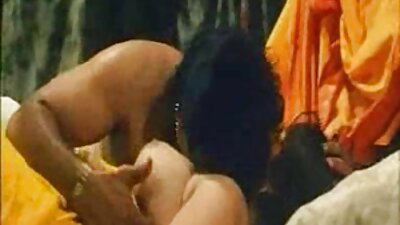 Busty MILFs ایک آدمی کو دو کے لیے بانٹ کر نئے دن سے ملتے ہیں۔