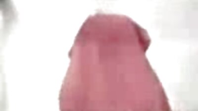 ایک دبلا پتلا مسافر اس کی بلی کو سہلانے لگا اور ٹیکسی ڈرائیور کو بہکانے لگا۔