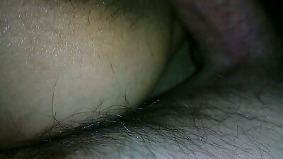 چمڑے کے اسکرٹ میں باس ایک سیاہ فام آدمی کے ساتھ گدی میں جانا چاہتا ہے۔